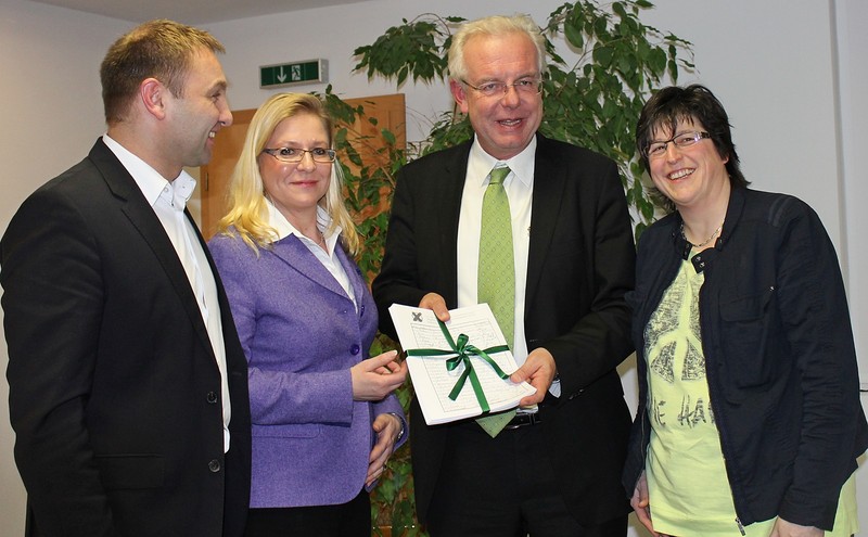 Ein Paket mit rund 2.200 Unterschriften für ein Real-Gymnasium im nördlichen Landkreis überreichten die Mütter Astrid Vetter (r.) und Angela Wiegand dem CSU-Fraktionsvorsitzenden Thomas Kreuzer und MdL Jürgen Baumgärtner